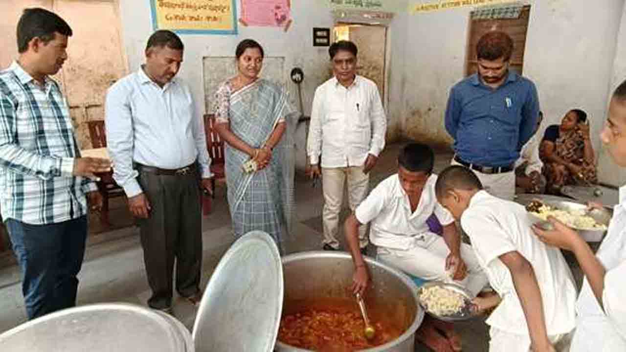 Jyothiba Phule Gurukul School | కలెక్టర్ ముజామిల్‌ ఖాన్ ఆదేశాలు.. జ్యోతిబాపులే గురుకుల పాఠశాల ఆకస్మిక తనిఖీ