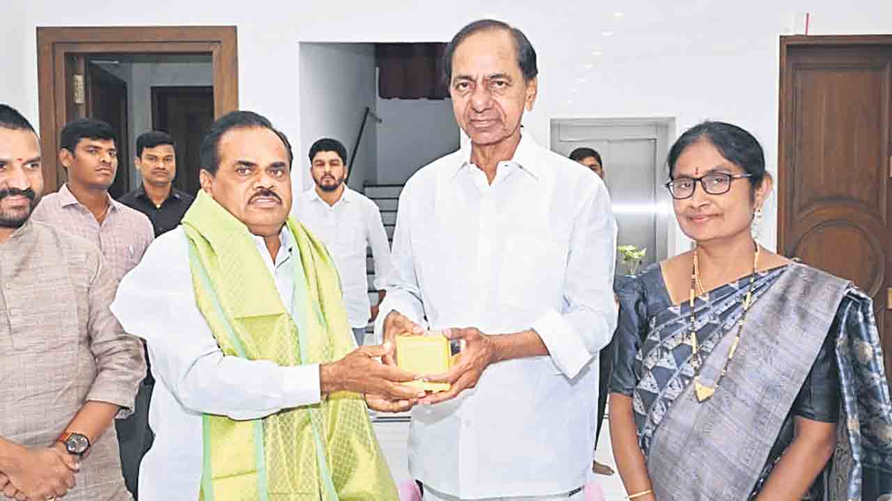 కేసీఆర్‌ను కలిసిన ముస్త్యాల దంపతులు