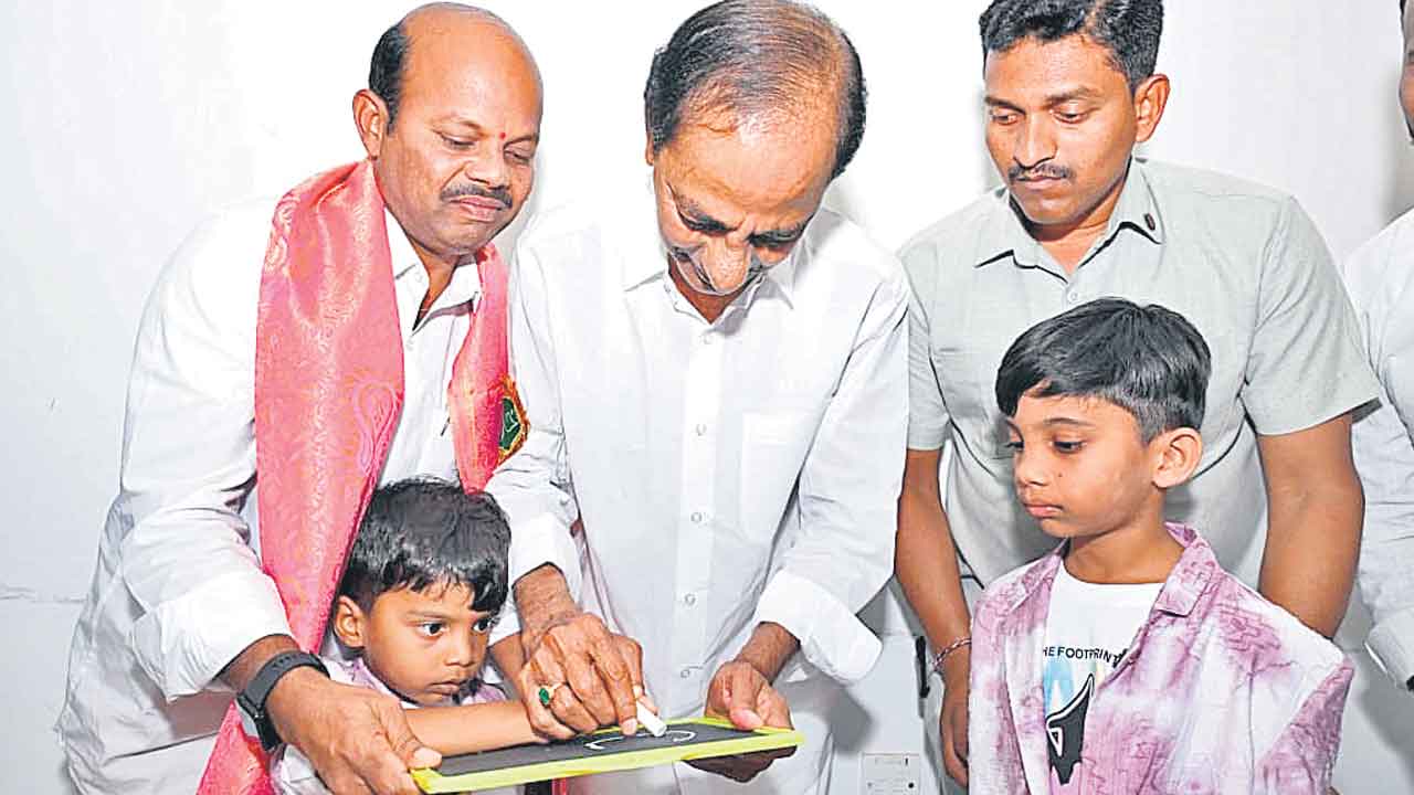 అభిమాన నేతతో అక్షరాభ్యాసం