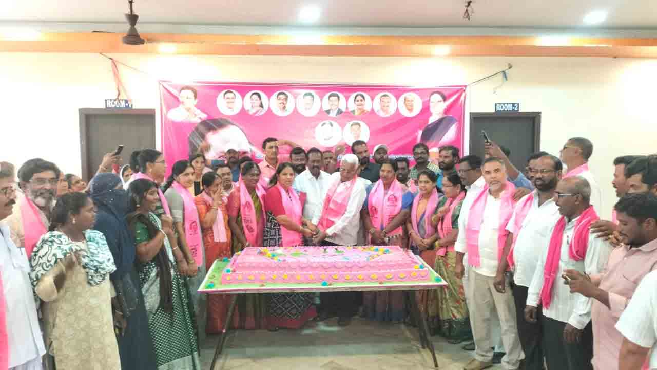 KCR Birthday Cake | 70 కేజీల కేక్ కట్‌ చేసి కేసీఆర్‌కు పుట్టినరోజు శుభాకాంక్షలు