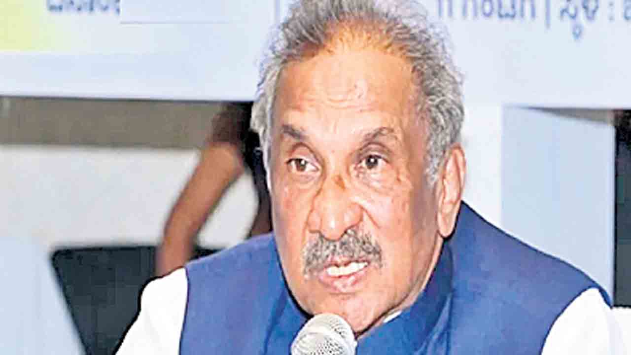 Karnataka | గ్యారెంటీలేమన్నా నెల జీతమా?.. హామీల అమలుపై ప్రశ్నించినందుకు కర్ణాటక మంత్రి కేజే జార్జి చిందులు