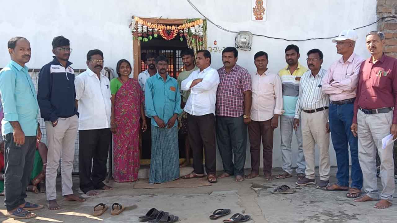 TS UTF | కౌశిక్ కుటుంబ సభ్యులను పరామర్శించిన టీఎస్ యుటిఎఫ్ నాయకులు