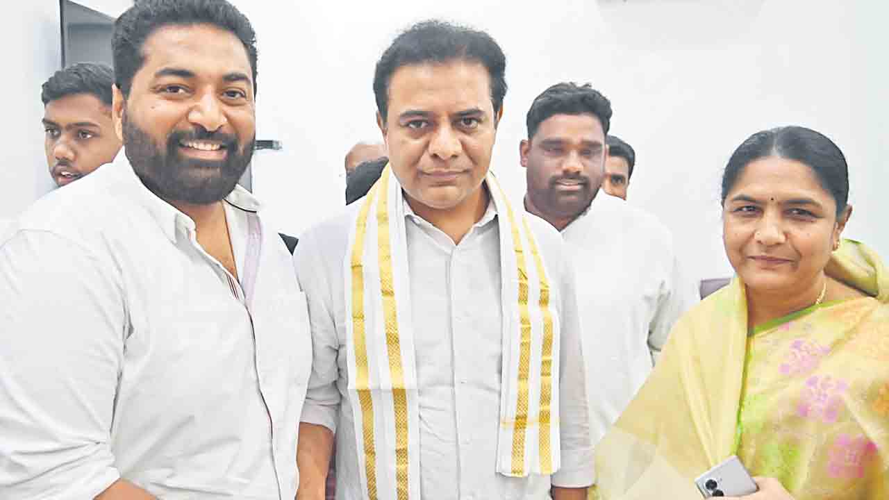 మాజీ మంత్రి కేటీఆర్‌ను కలిసిన ఎమ్మెల్యే