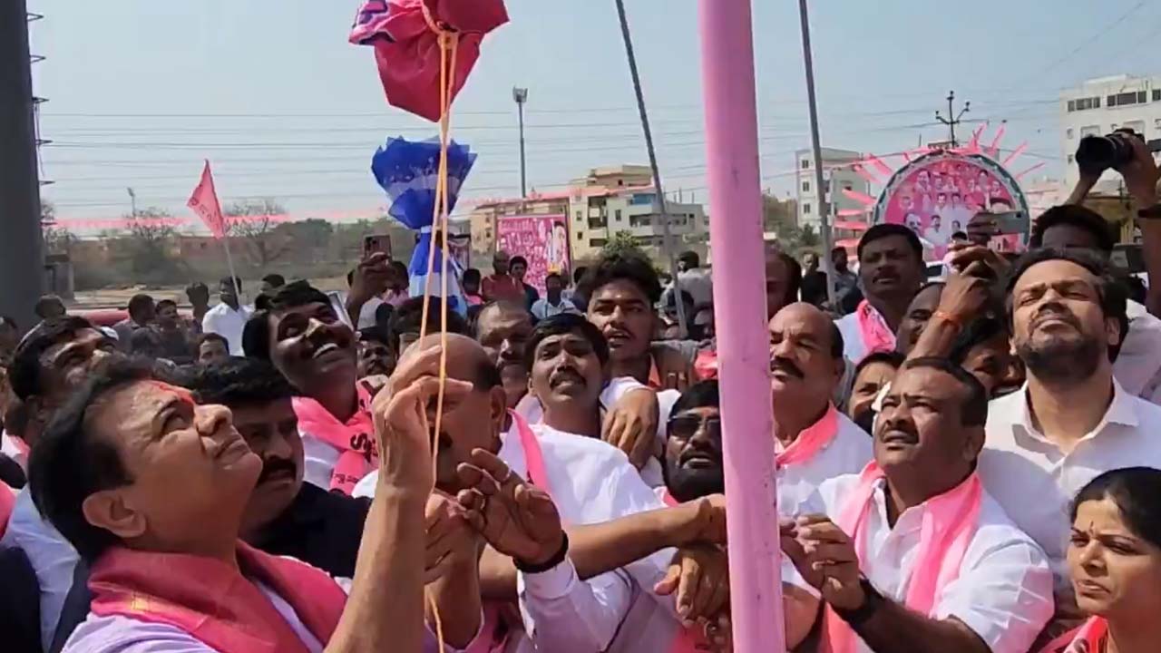 KTR | హిమాయత్నగర్ చౌరస్తాలో గులాబీ జెండా ఎగురవేసిన కేటీఆర్