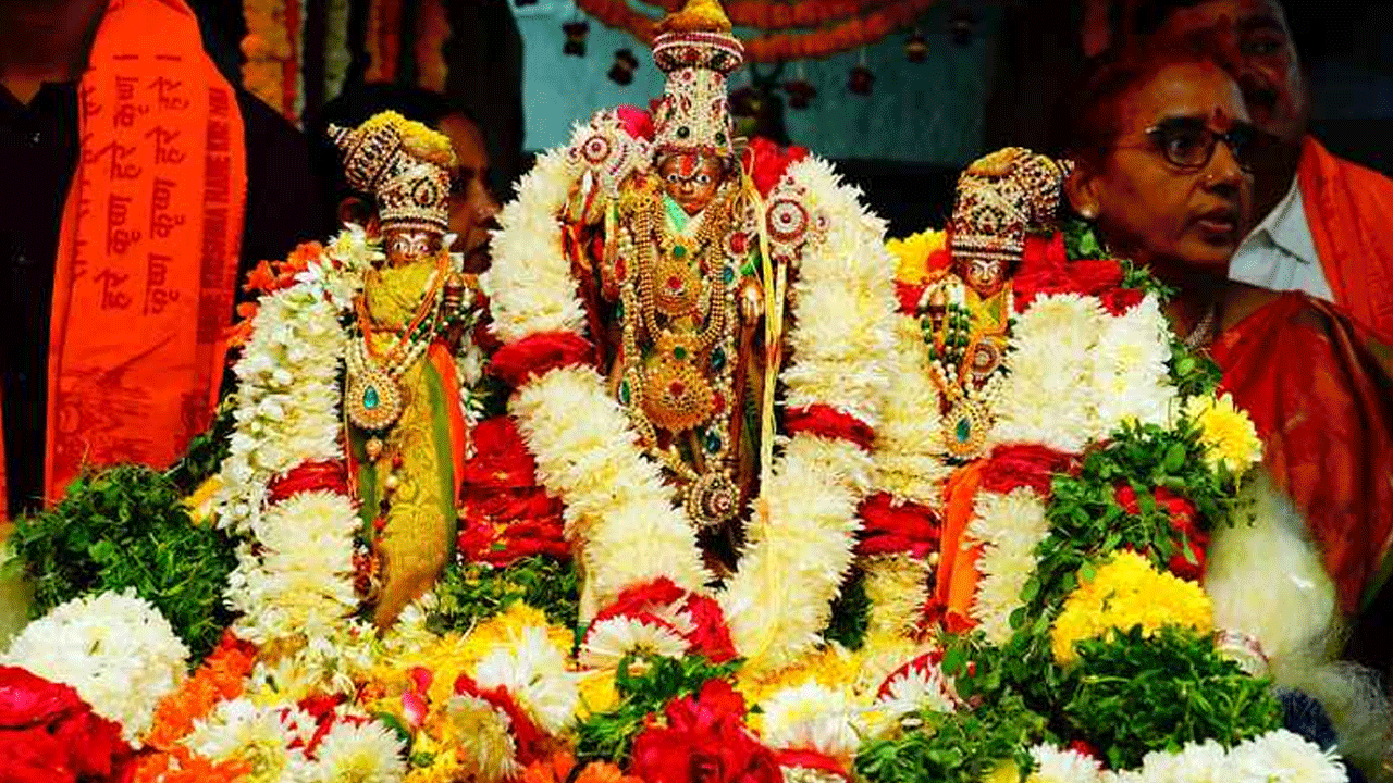 Kadthal | అంగరంగ వైభవంగా లక్ష్మీచెన్నకేశవస్వామి కల్యాణోత్సవం