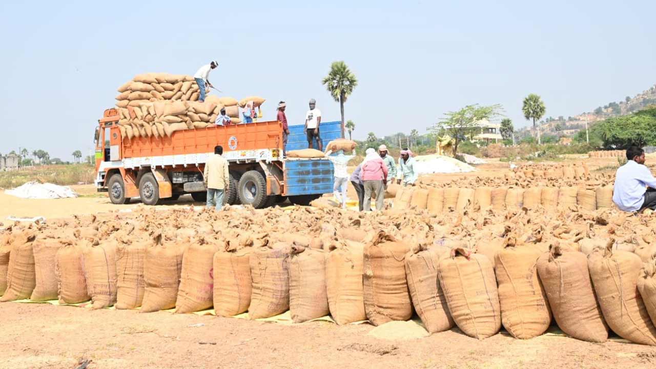 ఉత్తమ్‌ ఇలాకాలో బోనస్‌ కోసం నిరీక్షణ