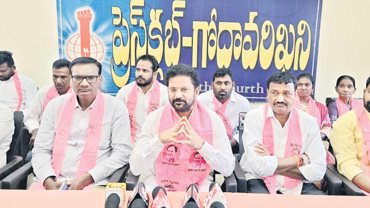 చిరు వ్యాపారులపై ఎందుకింత కక్ష