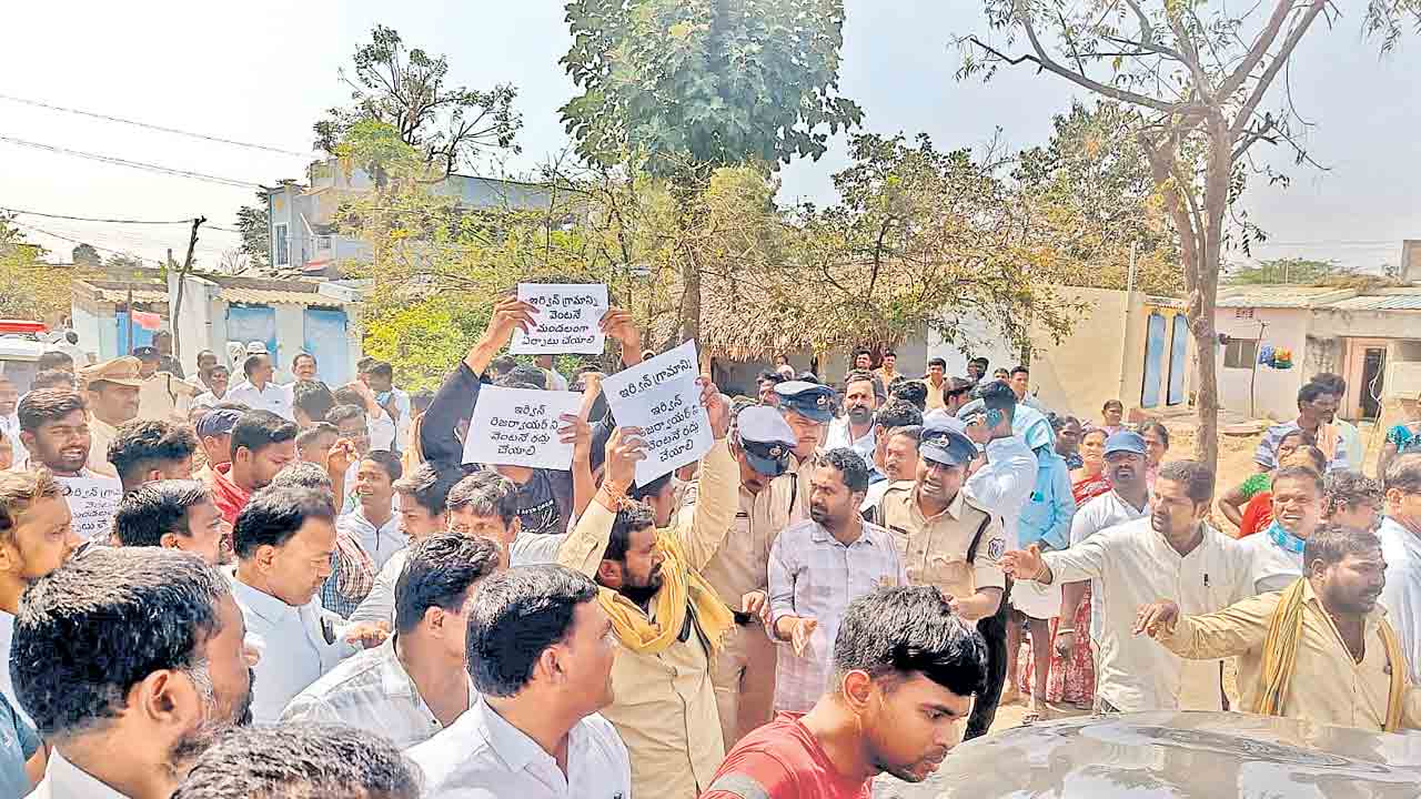 ఎంపీ, ఎమ్మెల్యేకు నిరసన సెగ