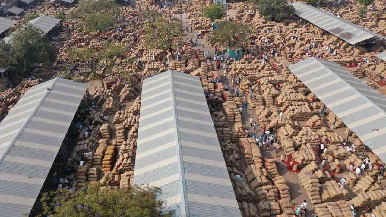 ఖమ్మం మార్కెట్‌కు పోటెత్తిన ‘ఎర్ర బంగారం’