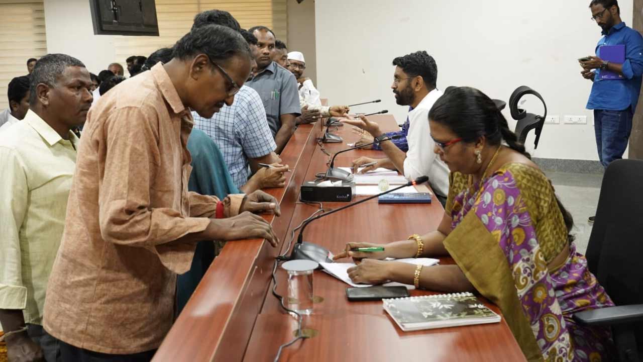 అర్జీలను పరిశీలించి, పరిష్కరించండి