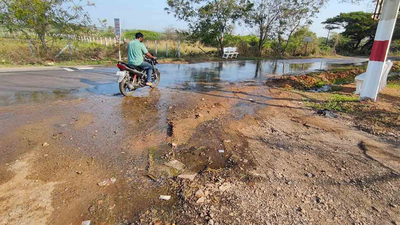 Kollapur | ప్రమాదకరంగా కొల్లాపూర్-పెబ్బేర్ మెయిన్ రోడ్డు.. పట్టించుకోని అధికారులు
