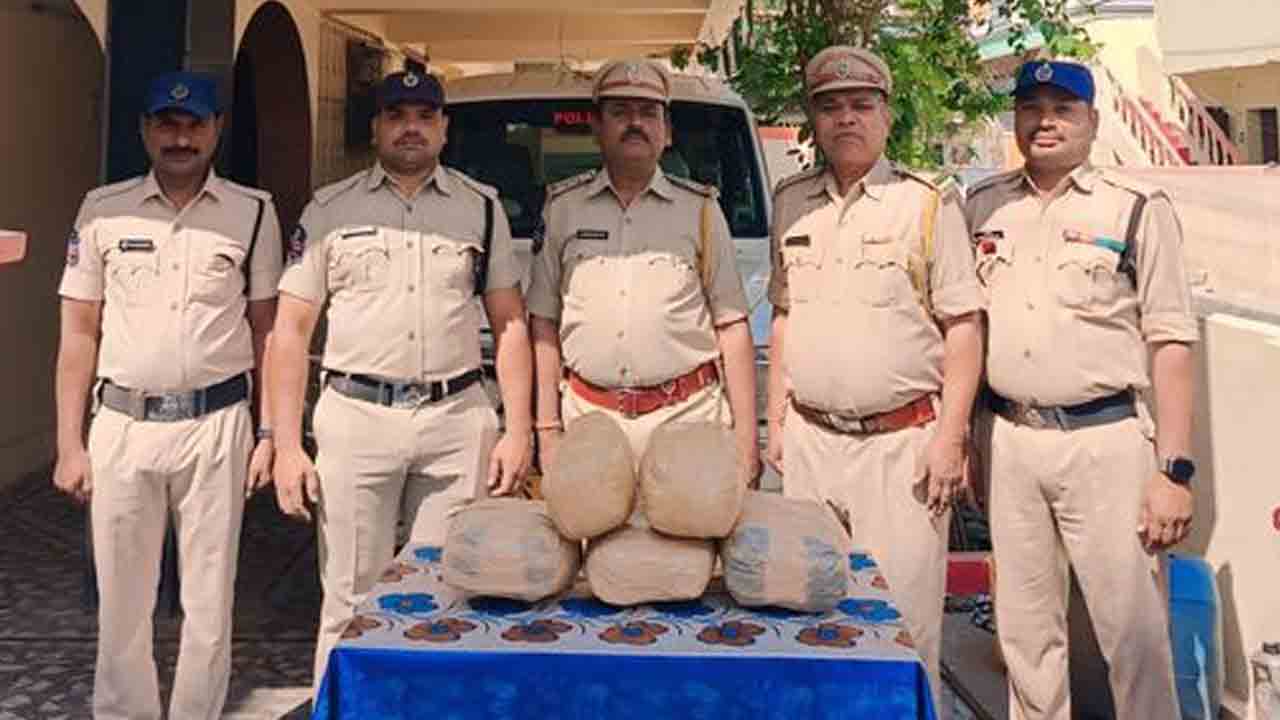 Konark Express | కోణార్క్ ఎక్స్‌ప్రెస్‌ రైలులో అనుమానాస్పద బ్యాగులు