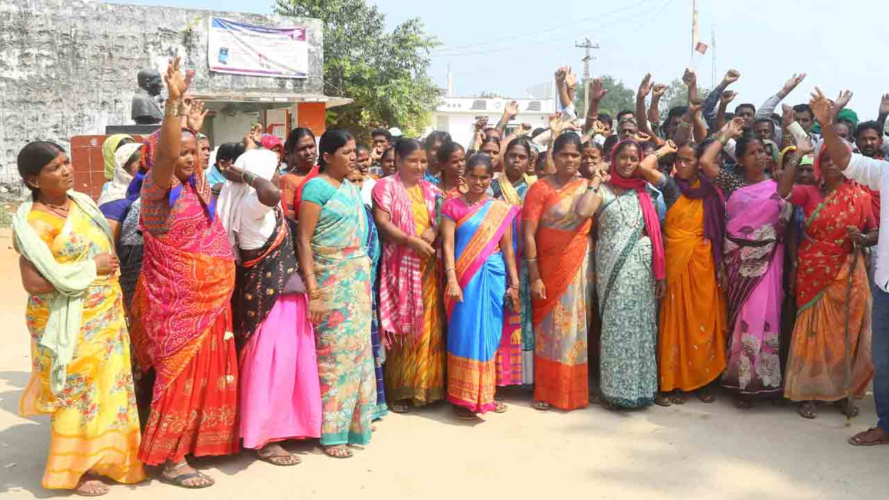 Industrial Corridor | రోటిబండతండాలో ఉద్రిక్తత.. భూసర్వే అధికారులను అడ్డుకున్న గిరిజన మహిళలు