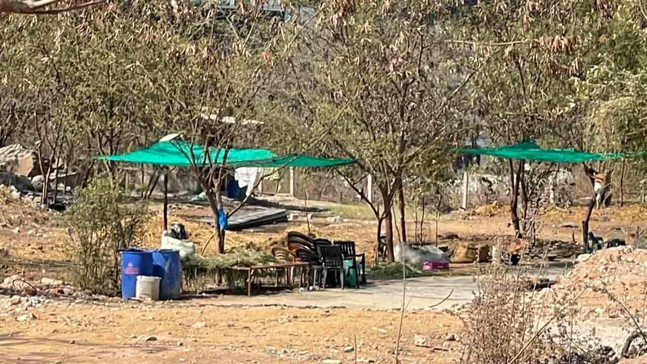 Land grabbing | కబ్జా కోరల్లో రూ.300 కోట్ల ప్రభుత్వ స్థలం.. పట్టించుకోని అధికారులు