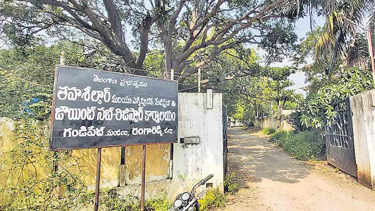 సర్వర్‌ డౌన్‌.. నత్తనడకన రెవెన్యూ సేవలు