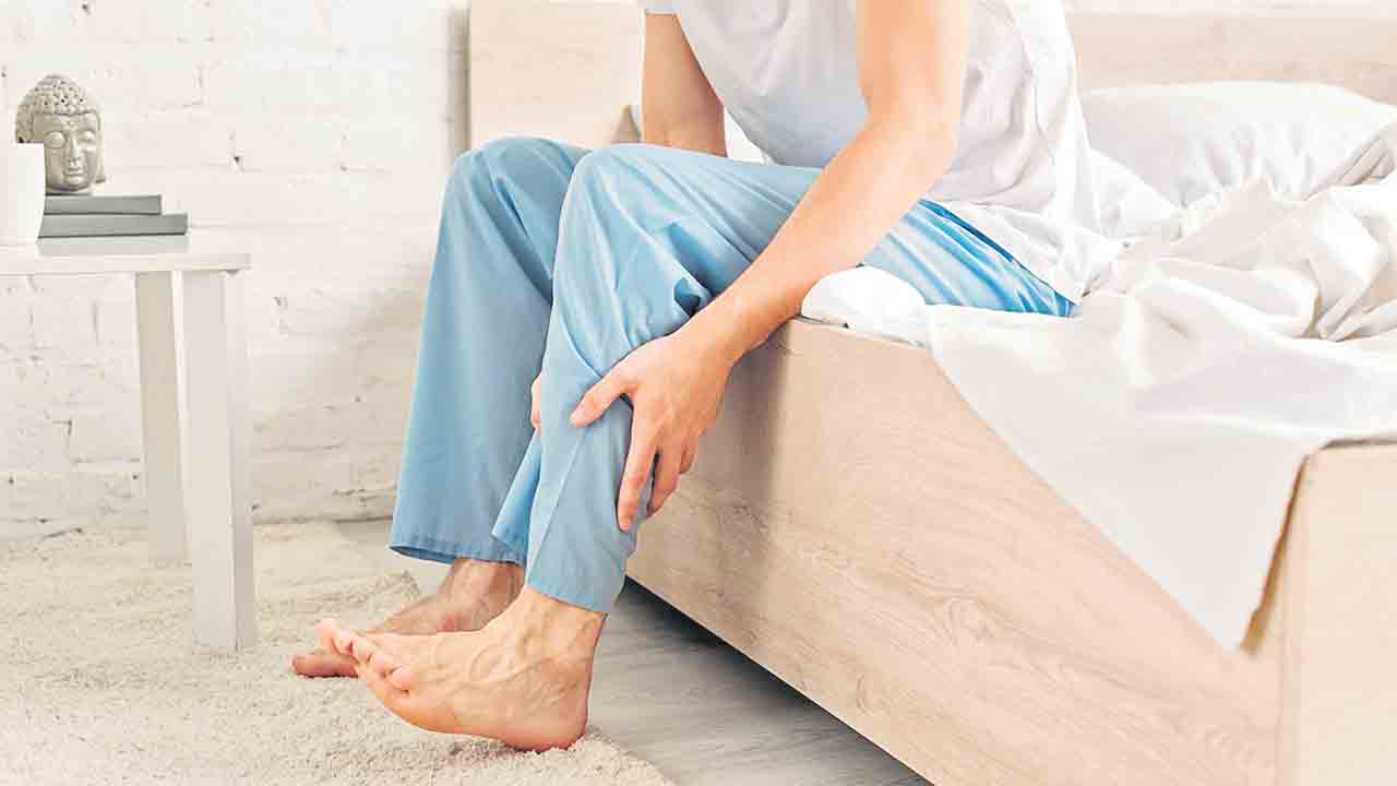 Health Tips | నిద్రలో కాళ్లూచేతులు పట్టేస్తున్నాయా.. అయితే ఇలా చేయండి!