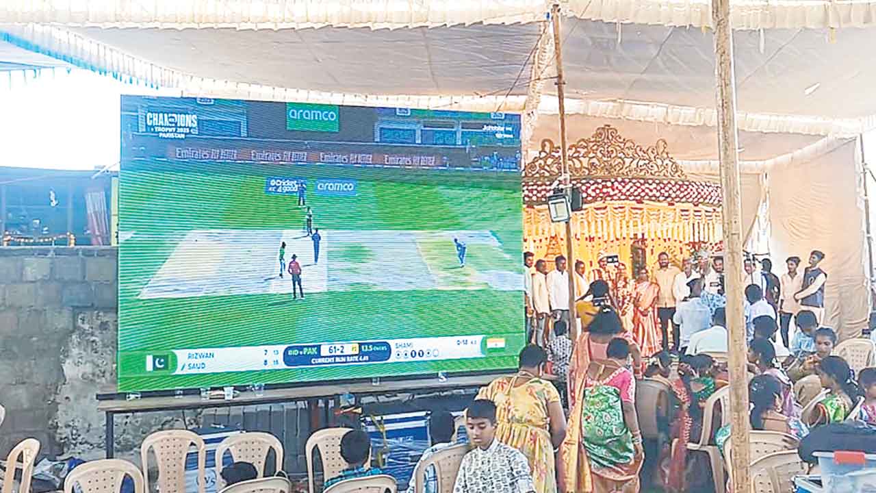 పెండ్లి వేడుకల్లో లైవ్‌ మ్యాచ్‌