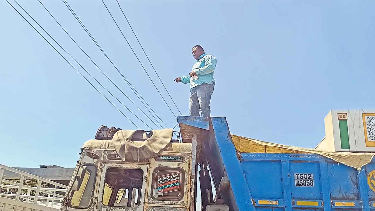 Peddapalli | లంచం ఇవ్వలేను.. చచ్చిపోతా! ఆర్టీవో అధికారుల వేధింపులతో లారీ ఓనర్ ఆత్మహత్యాయత్నం