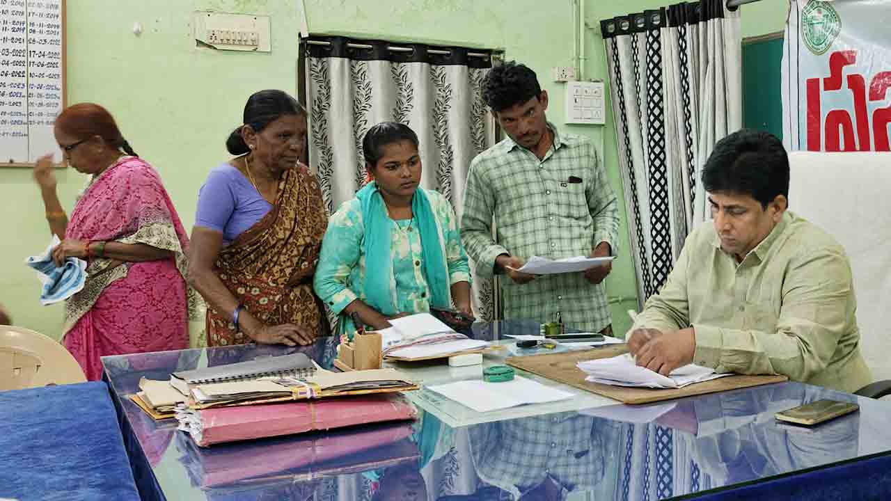 Ration Card Applications | రేషన్ కార్డుల కోసం మీ-సేవ కేంద్రాల్లో దరఖాస్తు చేసుకోవాలి..!