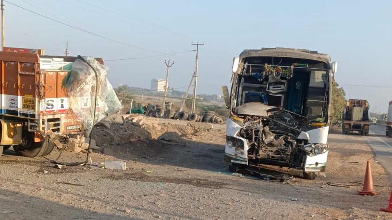 లారీ.. రెండు బస్సులు ఢీ