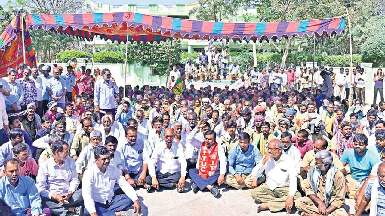 రోడ్డెక్కిన హమాలీలు.. కార్మికులపై దొంగతనం మోపడంపై నిరసన