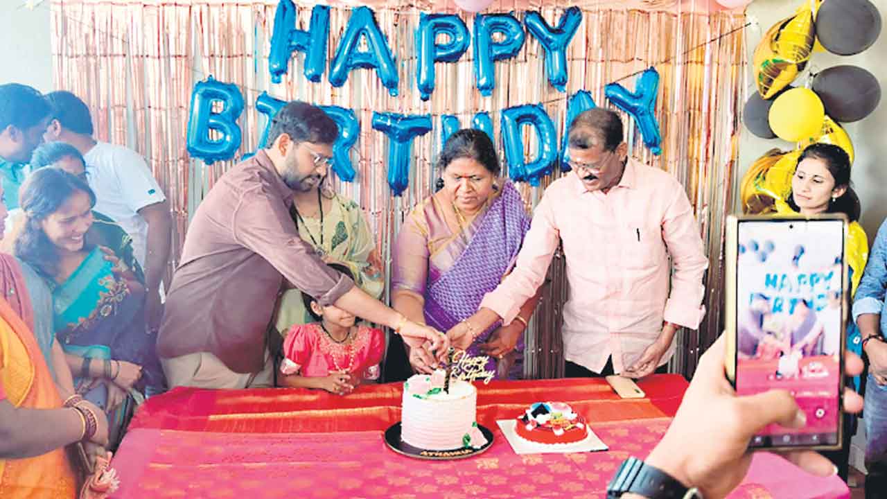 ఘనంగా ఎమ్మెల్యే కోవలక్ష్మి పుట్టిన రోజు వేడుకలు