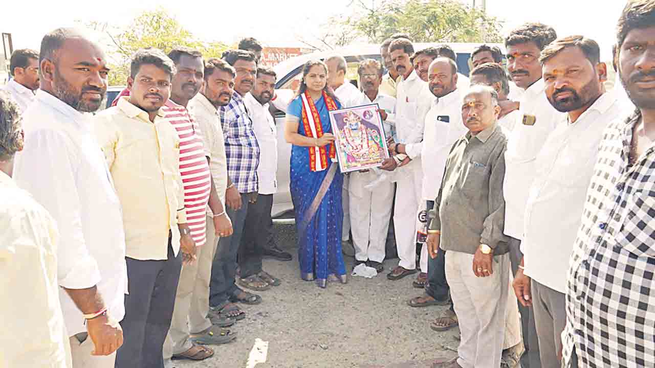 ఎమ్మెల్సీ కవితను కలిసిన బీఆర్‌ఎస్‌ నాయకులు