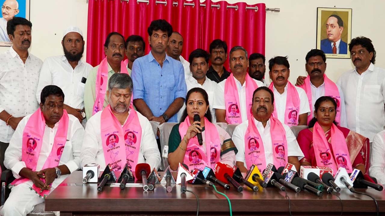 MLC Kavitha | ఐఫోన్‌కు చైనా ఫోన్‌కు ఎంత తేడా ఉందో.. కేసీఆర్‌, రేవంత్‌కు అంతే తేడా ఉంది : కవిత