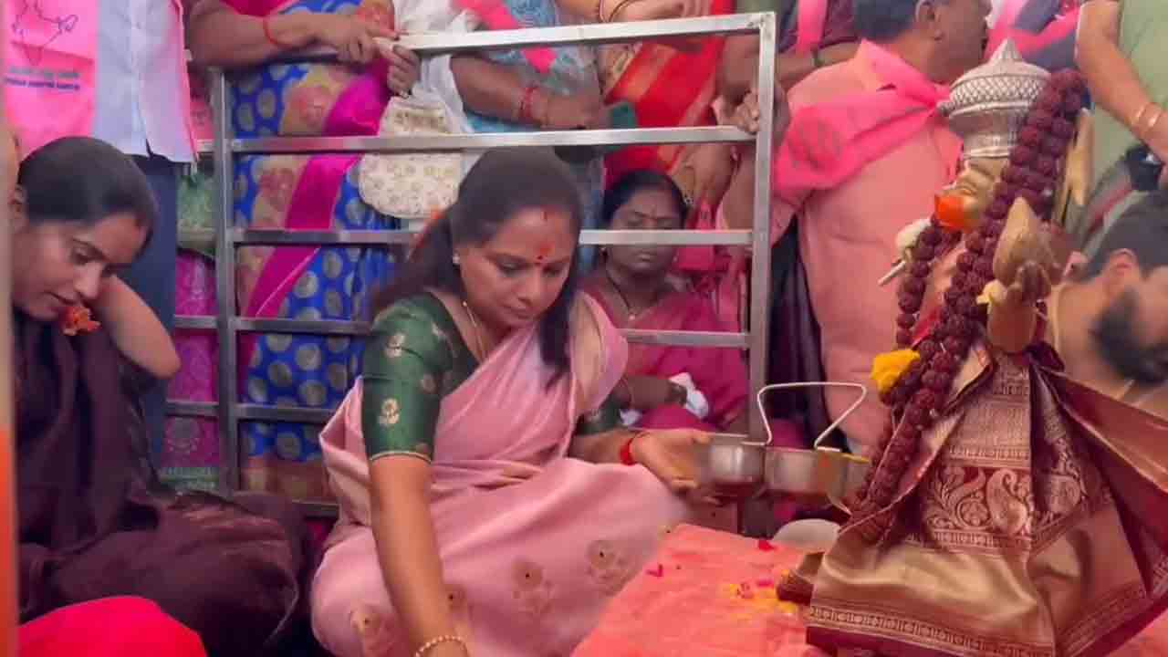 MLC Kavitha | కేసీఆర్‌ పుట్టినరోజు వేడుకలు.. ఎమ్మెల్సీ కవిత ప్రత్యేక పూజలు.. Video