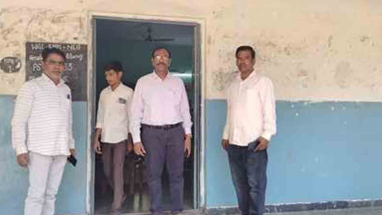 MLC Polling | ఎమ్మెల్సీ పోలింగ్ కేంద్రానికి వెళ్లి.. విద్యార్థులతో భోజనం చేసి..