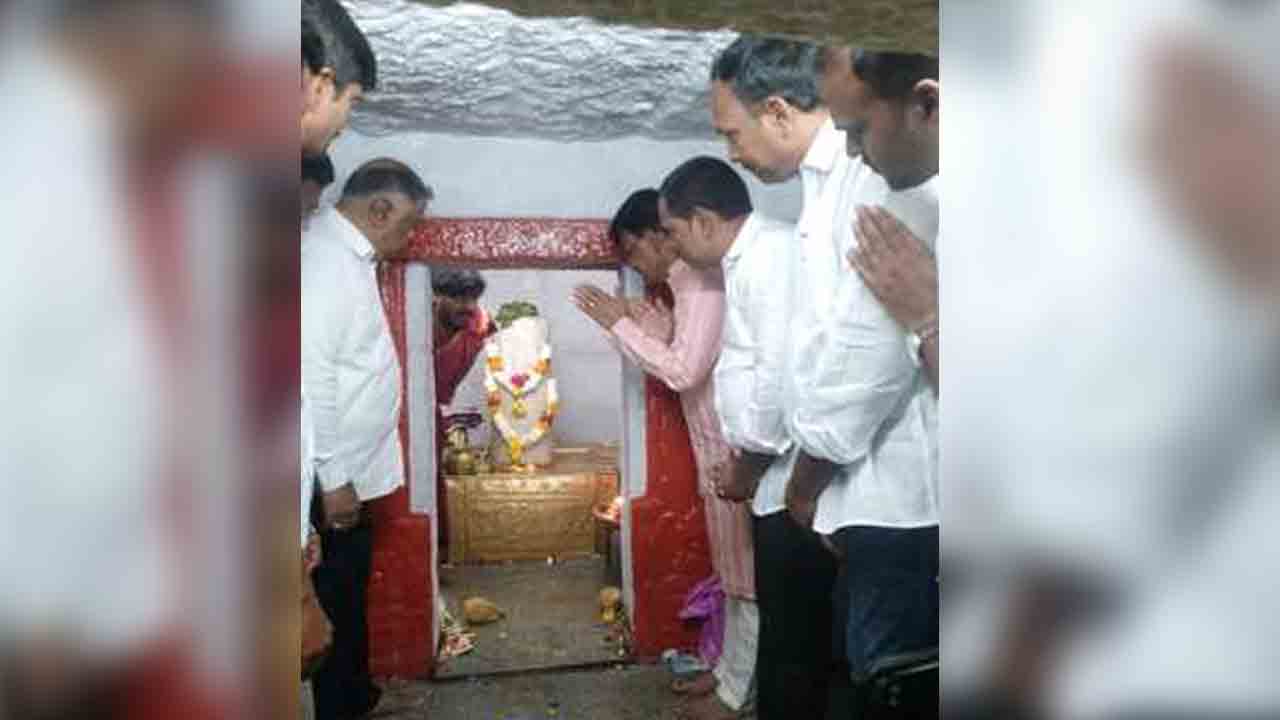 MLC Tata Madhu | సంగమేశ్వర స్వామి దేవాలయంలో ఎమ్మెల్సీ తాతా మధు పూజలు