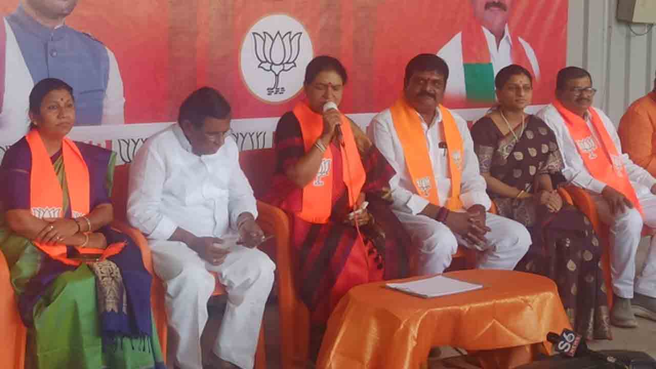 MP DK Aruna | పార్టీ మారిన ఎమ్మెల్యేలతో రాజీనామా చేయించు.. సీఎం రేవంత్ రెడ్డికి ఎంపీ డీకే అరుణ సవాల్