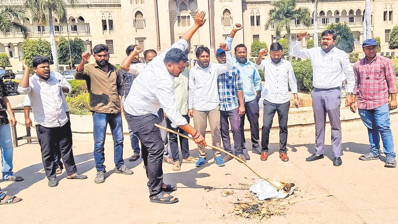 ఎస్సీ వర్గీకరణను నిరసిస్తూ.. ప్రభుత్వ దిష్టిబొమ్మ దహనం