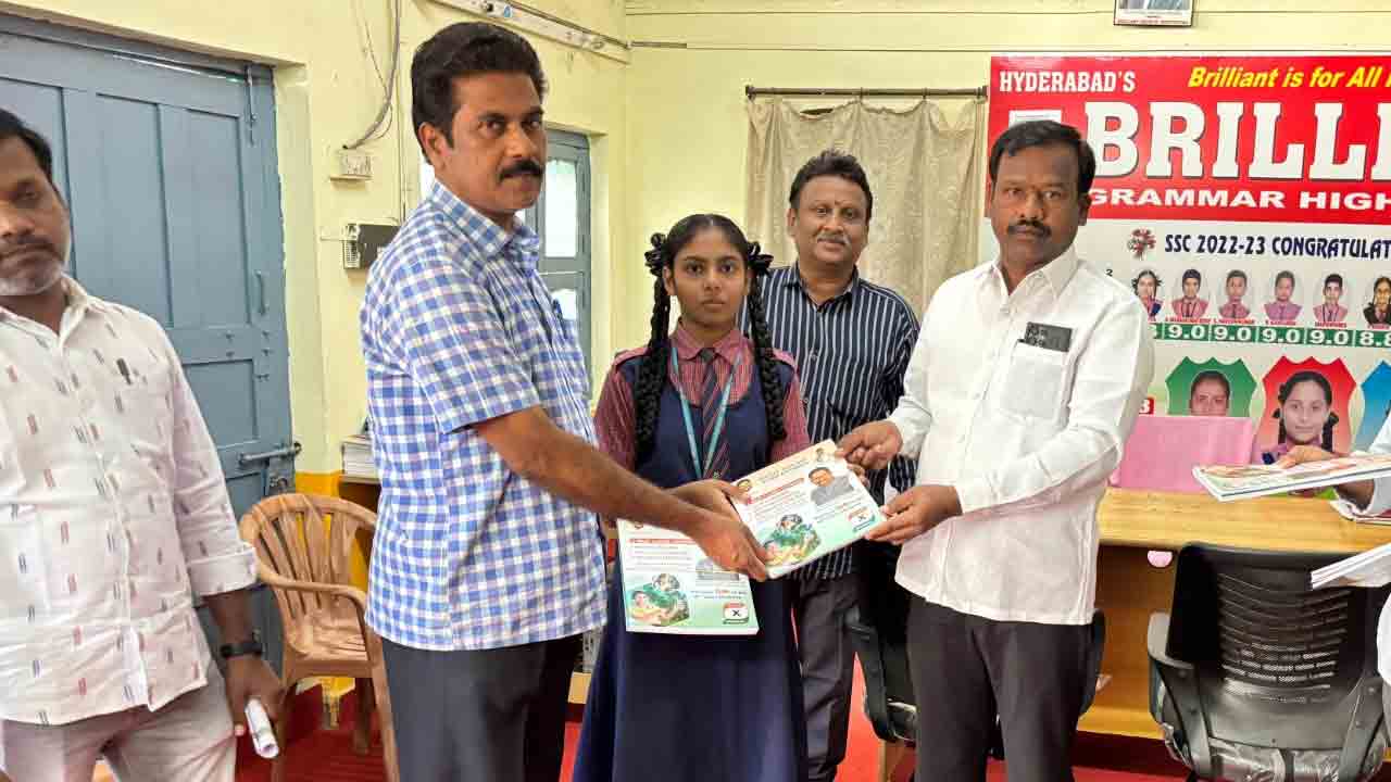 MUDA Chairman | పదో తరగతి విద్యార్థులు ఉత్తమ ఫలితాలు సాధించాలి.. స్టడీ మెటీరియల్స్‌ పంపిణీలో ముడా చైర్మన్