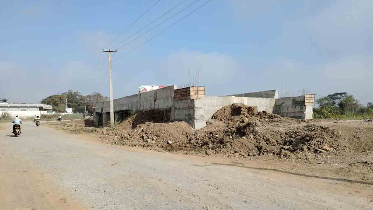 Madhira Bridge | బ్రిడ్జి పూర్తయ్యేదెన్నడో.. వాహనదారుల కష్టాలు ఇప్పట్లో తీరేనా..?