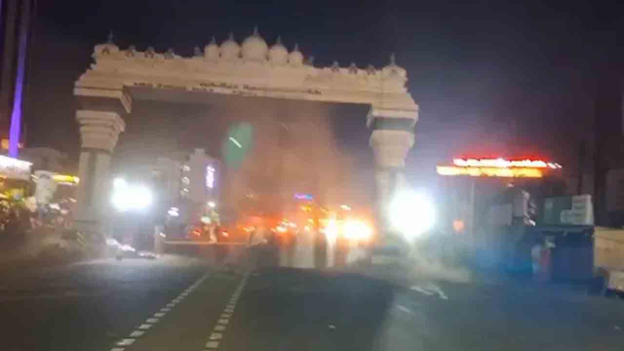 Madurai arch collapses | మధురైలోని ఐకానిక్ ఆర్చ్ కూల్చివేతలో అపశృతి.. జేసీబీ డ్రైవర్‌ మృతి