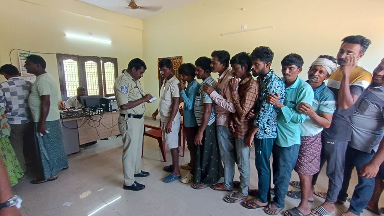 Mahabubabad | రోజూ అవే తిప్పలు.. పోలీసుల పహారాలో యూరియా పంపిణీ