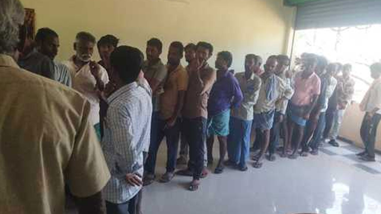 Mahabubabad | యూరియా కోసం రైతులకు తప్పని తిప్పలు.. ప్రాథమిక వ్యవసాయ సహకార సంఘం చుట్టూ తిరుగుతున్న అన్నదాతలు