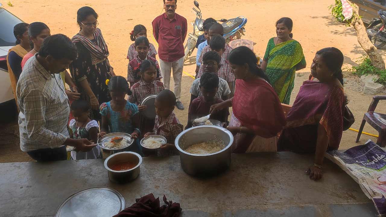 వేముల పాఠశాలలో నిలిచిన మధ్యాహ్న భోజనం