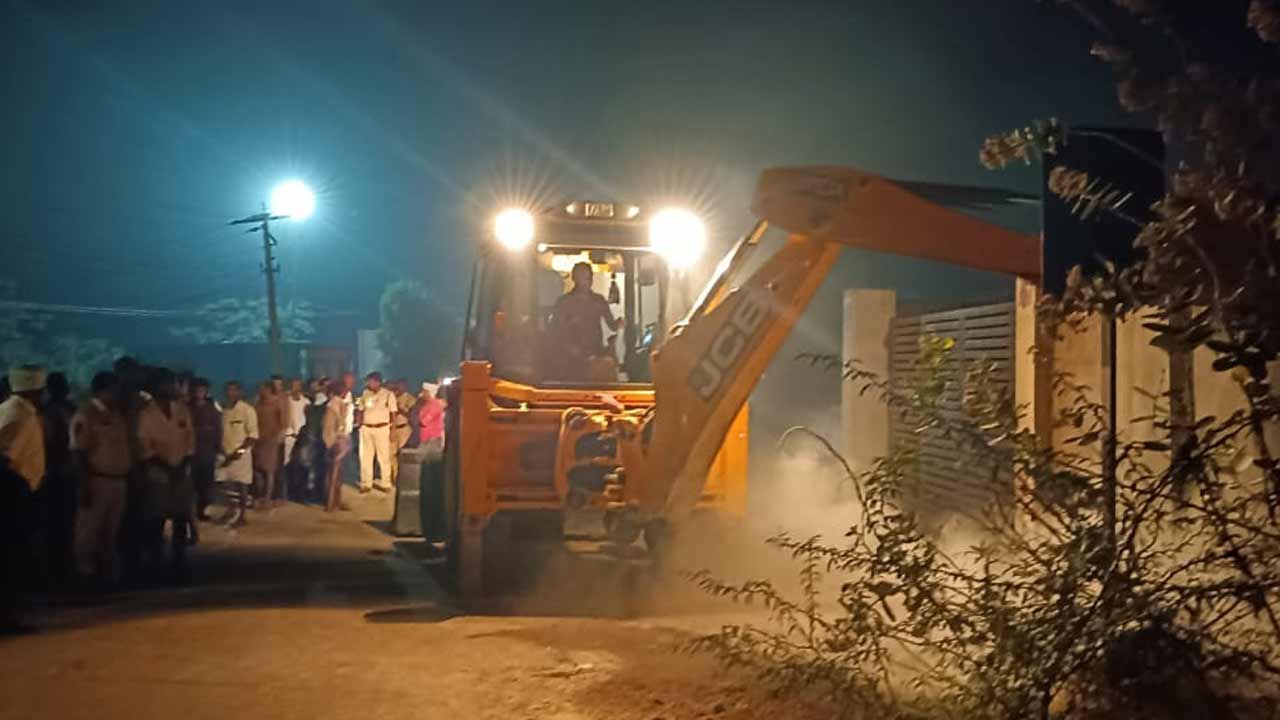 అక్రమ నిర్మాణం కూల్చివేత