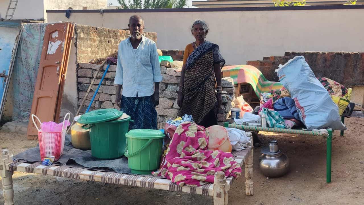 గూడులేక.. గుండె బరువై..