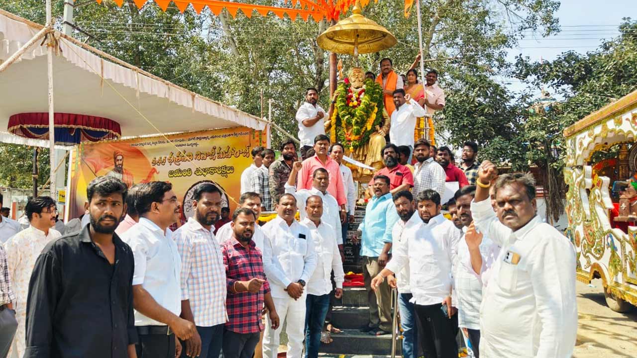 శివాజీని ఆదర్శంగా తీసుకోవాలి