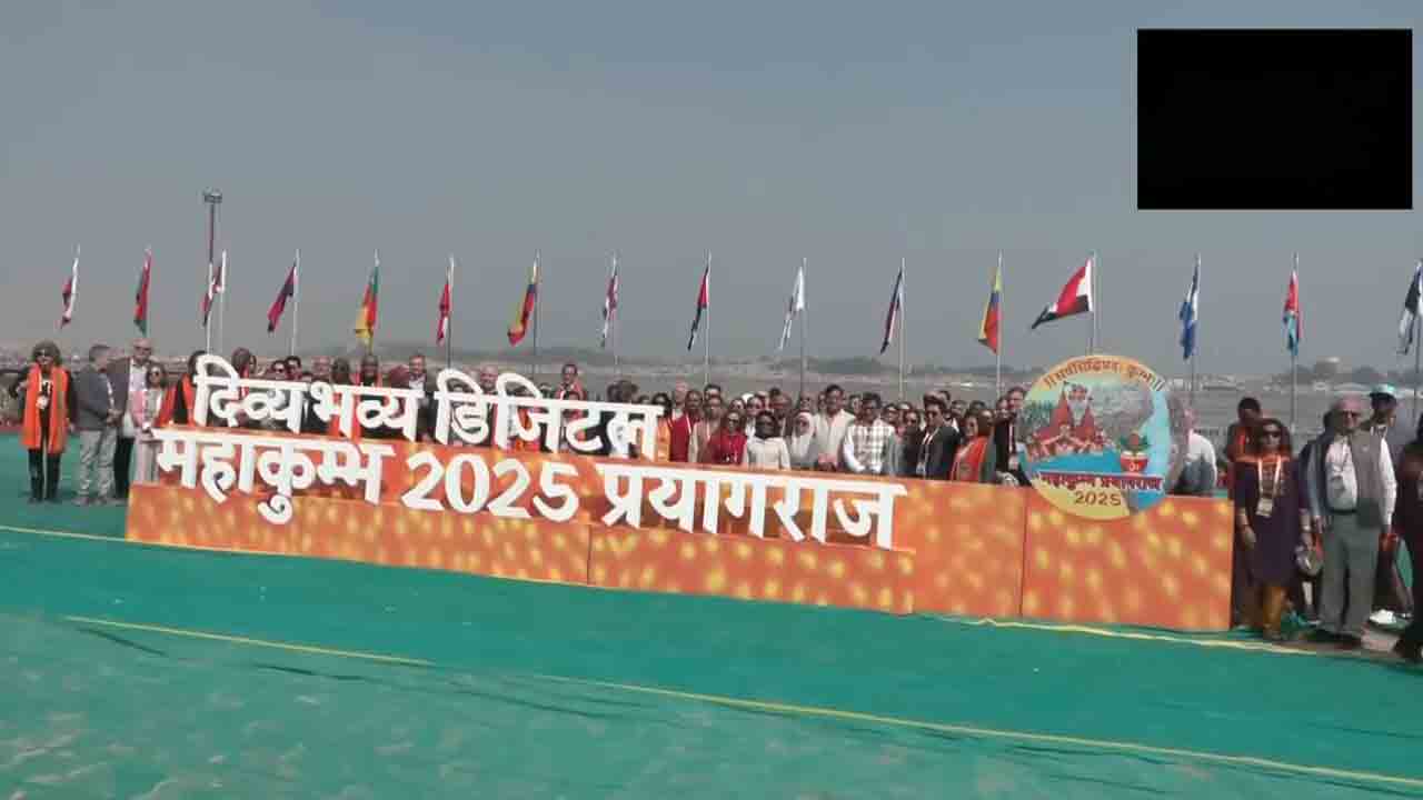 Mahakumbh | మహా కుంభమేళాలో 77 దేశాల దౌత్యవేత్తల బృందం సందడి.. Video