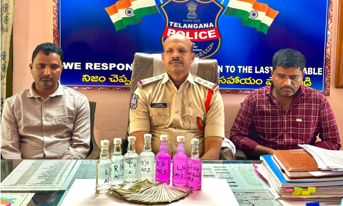 లంచం తీసుకుంటూ ఏసీబీకి పట్టుబడిన సీఐ ఇద్దరు కానిస్టేబుళ్లు