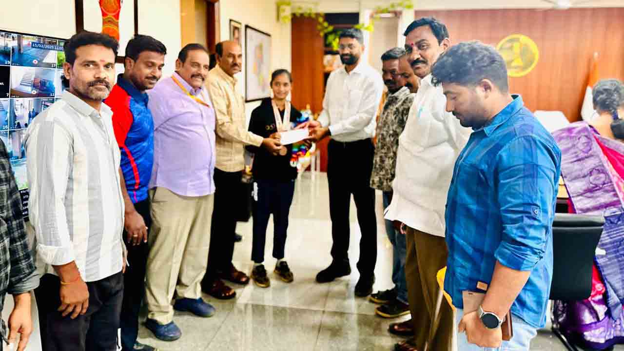 Maloth Sindhu | మాలోత్ సింధుకు కలెక్టర్ జితేశ్‌ వి పాటిల్ అభినందనలు.. చెక్కు అందజేత