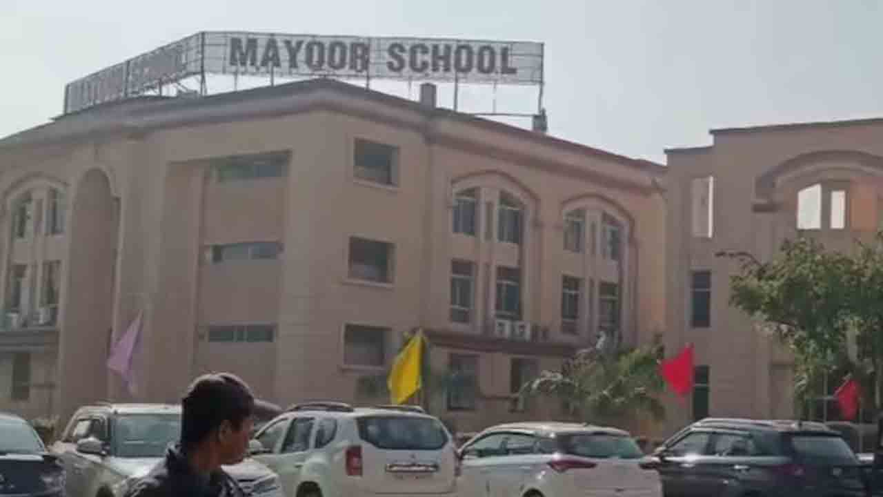 Bomb Threats | నోయిడాలో పలు పాఠశాలలకు బాంబు బెదిరింపులు