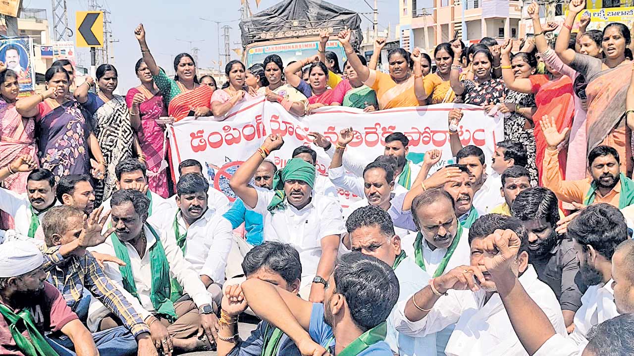 డప్పుచప్పుళ్లతో దండులా కదిలి