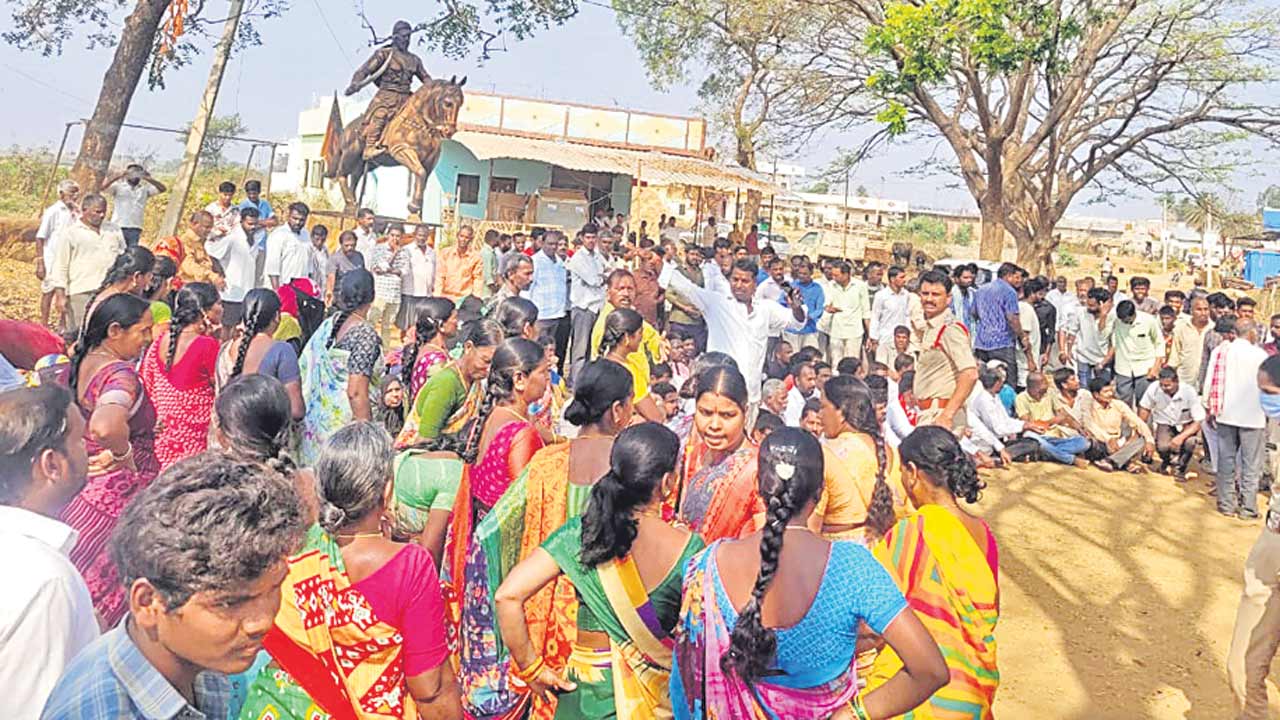 డంపింగ్‌ యార్డుకు వ్యతిరేకంగా మర్లబడ్డ ప్రజలు