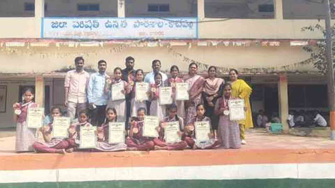 MEO Praveen Kumar | పాఠశాల విద్యార్థులు భవిష్యత్‌లో మరిన్ని పతకాలు సాధించాలి : ఎంఈవో ప్రవీణ్‌ కుమార్‌