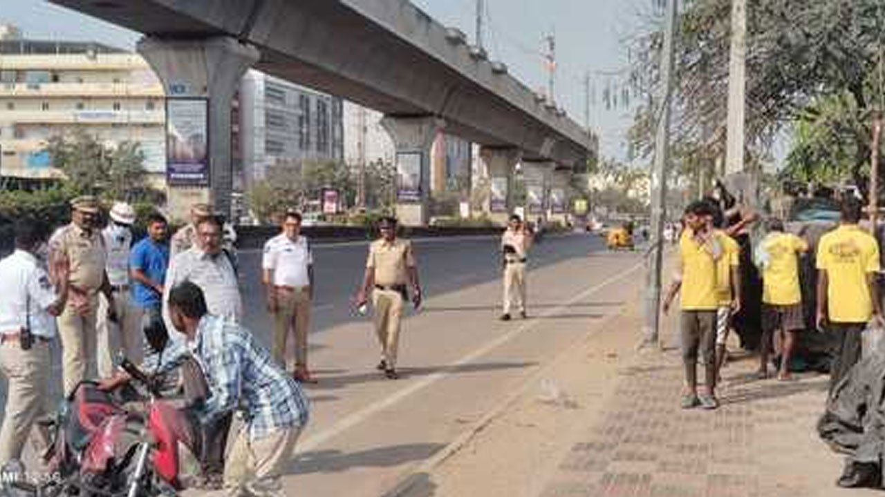 Encroachments | మియాపూర్‌లో జాతీయ రహదారిపై ఆక్రమణల తొలగింపు